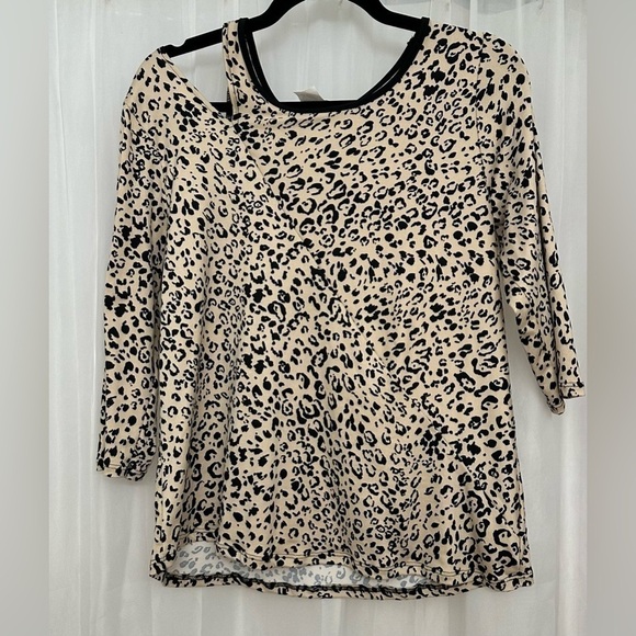 Exclusive One size Large 3/4 sleeve leopard print tee with shoulder cut detail - Picture 1 of 4